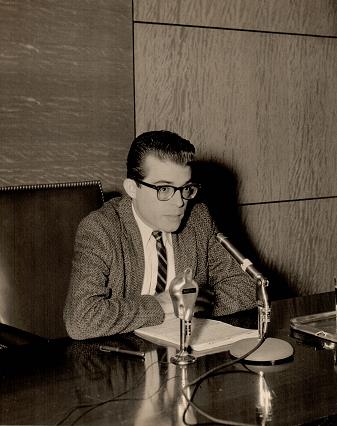 Foto de Conferencia de Antón Arrufat “Perspectiva del teatro cubano”, Sala teatro de la Biblioteca Nacional, 14 de diciembre de 1962. Cooperativa Fotográfica. Colección especial de fotografías BNJM.   